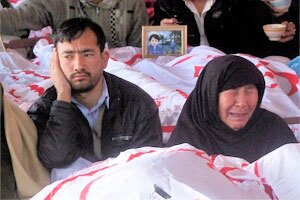 Hazara mother cries with body of her murdered son. Photo Matiullah Achakzai/Tanqeed